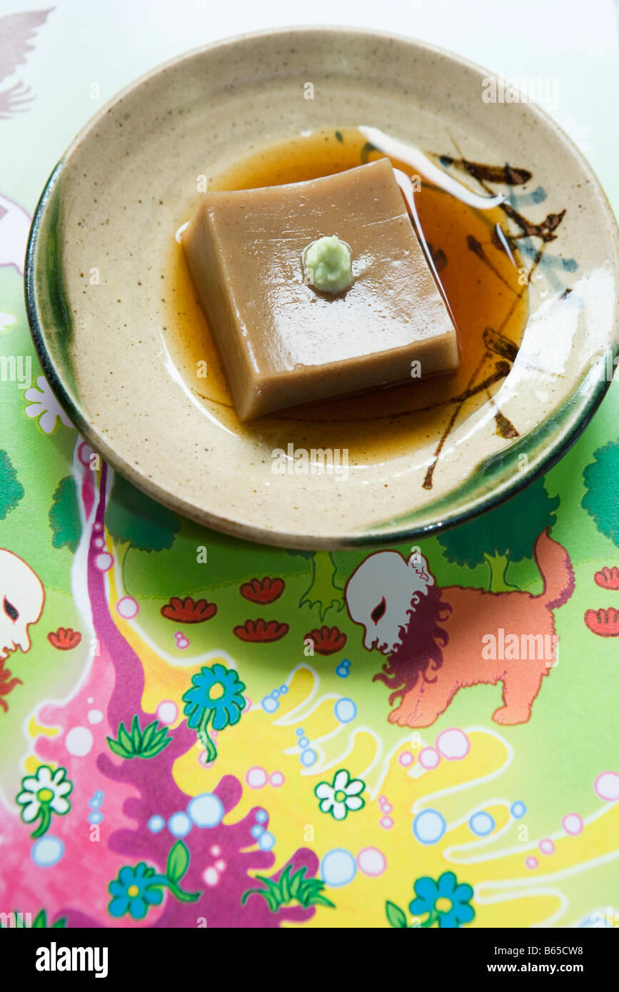 Goma dofu (tofu realizzato dalla massa di pasta di sesamo e kudzu polvere), servito con salsa di soia e wasabi Foto Stock