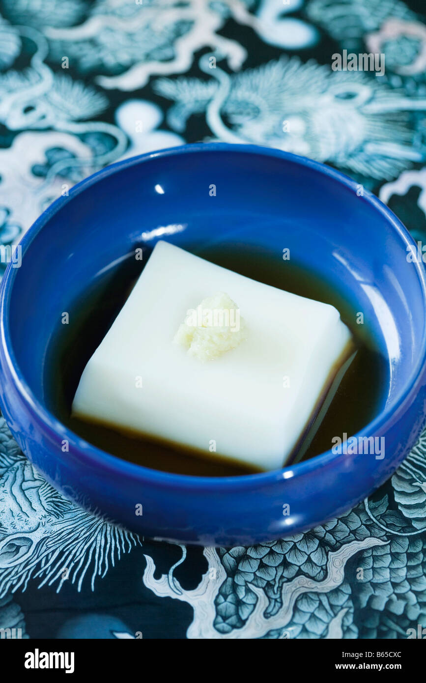 Goma dofu (tofu giapponese specialità fatta con sesamo e polvere di kudzu) con salsa di soia e il rafano Foto Stock