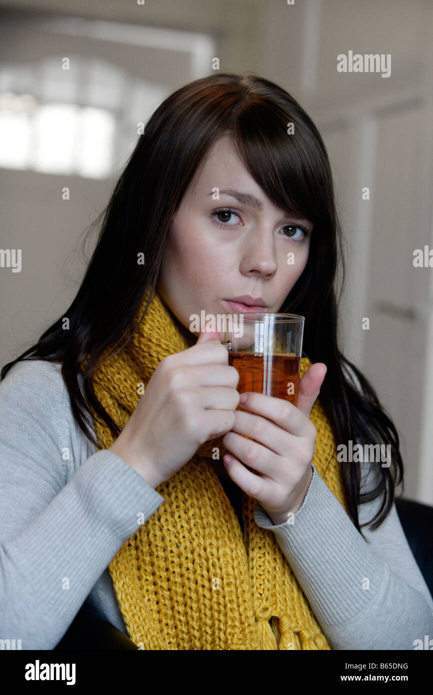 Ragazza giovane bere il tè Foto Stock