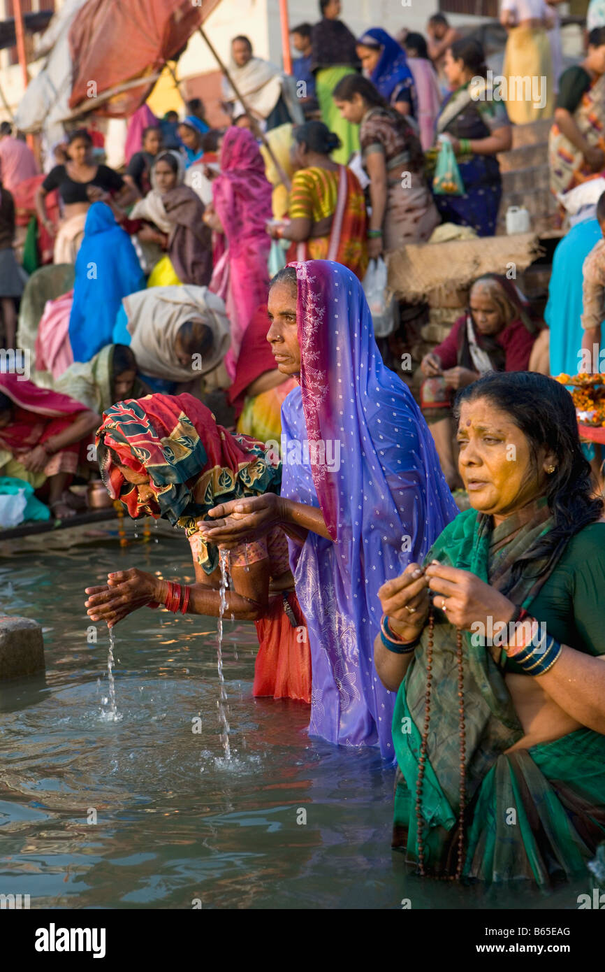 India, Uttar Pradesh, Varanasi, Ganga river, pelgrims indù provengono da tutto il paese per lavare i loro peccati nel Gange. Foto Stock