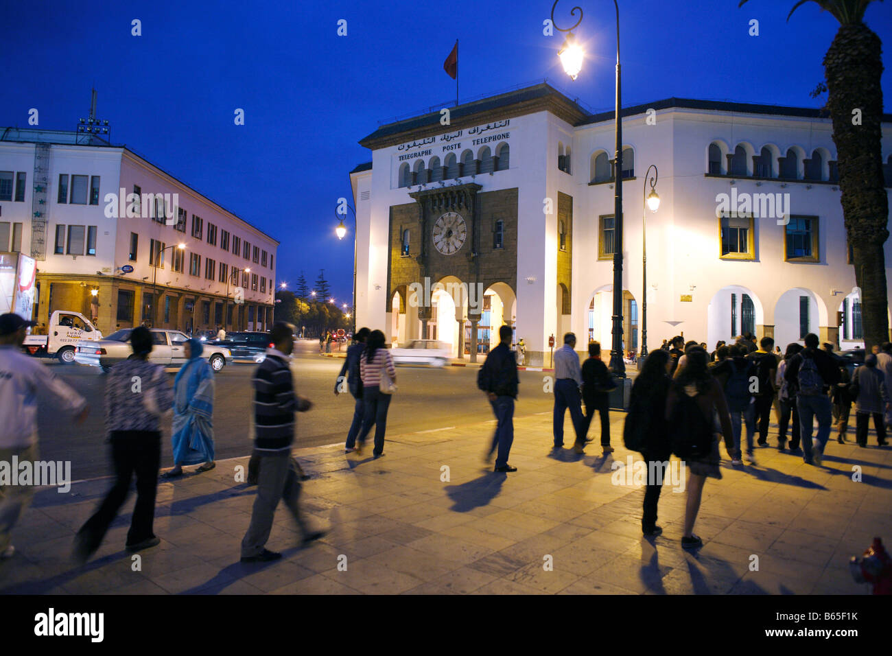 Sera La folla, Central Post Office, Ville Nouvelle , Rabat, Marocco Foto Stock