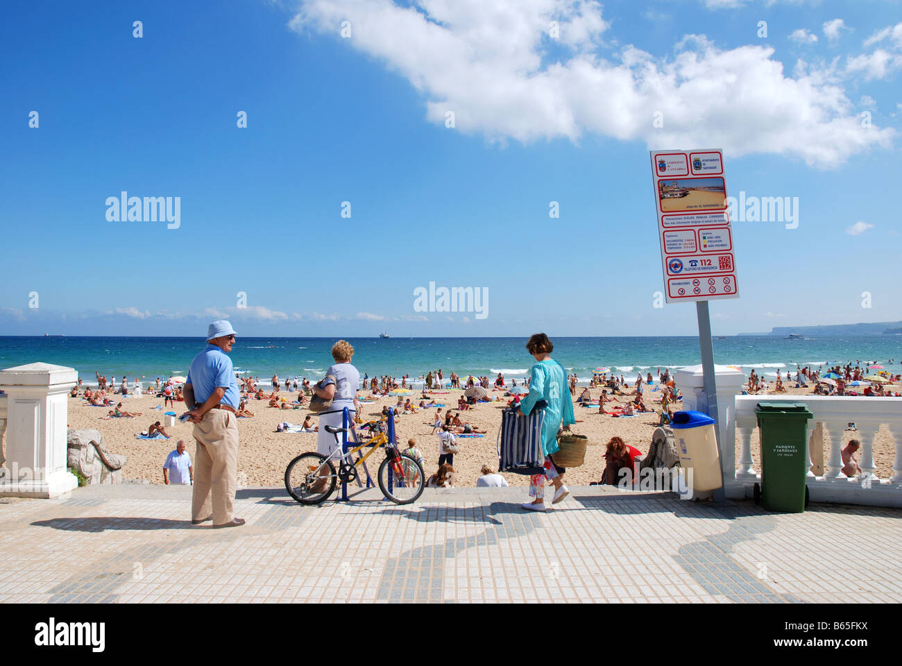 La gente sulla spiaggia di El Sardinero. Santander. Cantabria provincia. Spagna. Foto Stock