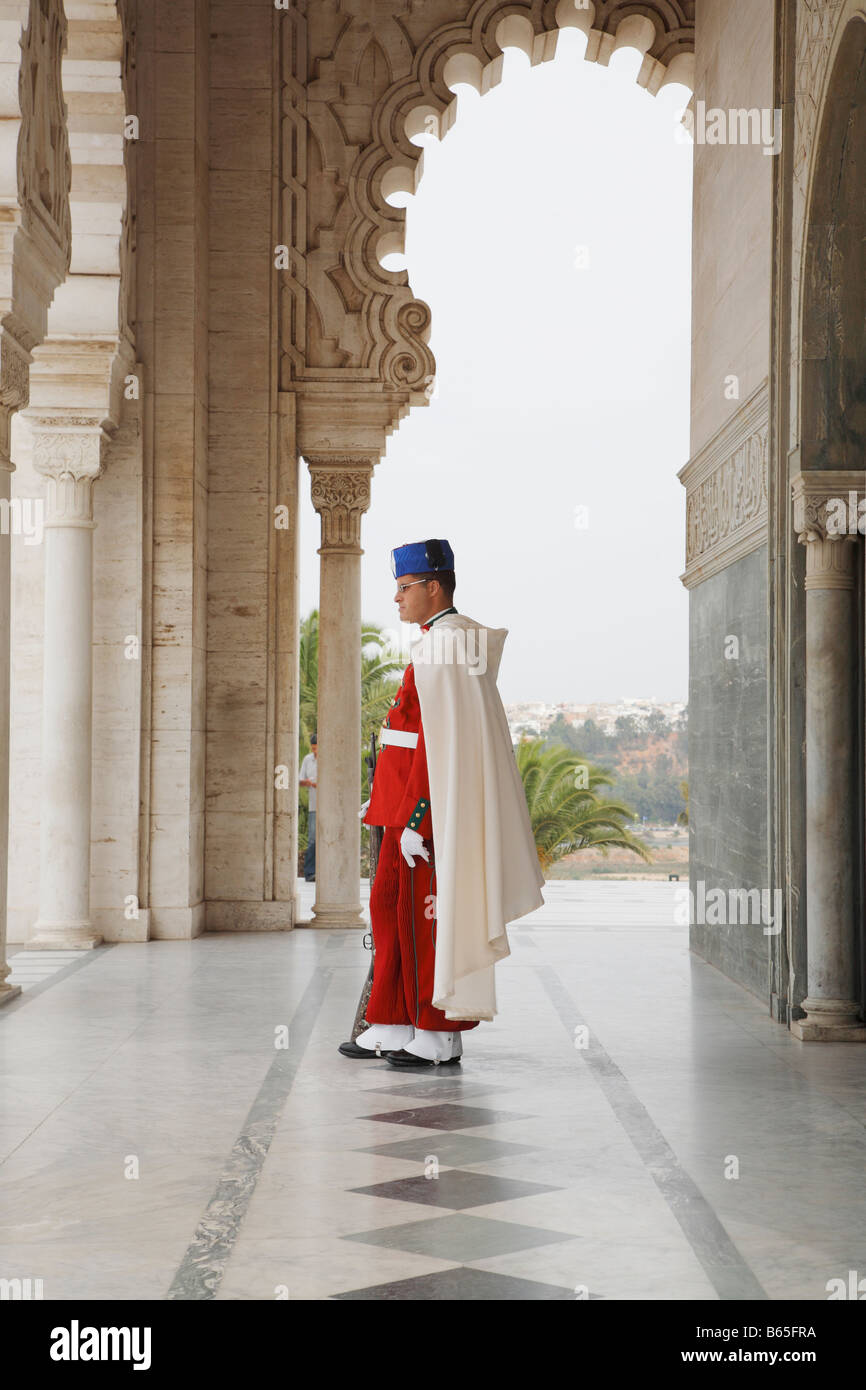 Guardia, Mausoleo di Mohammed V, Rabat, Marocco Foto Stock