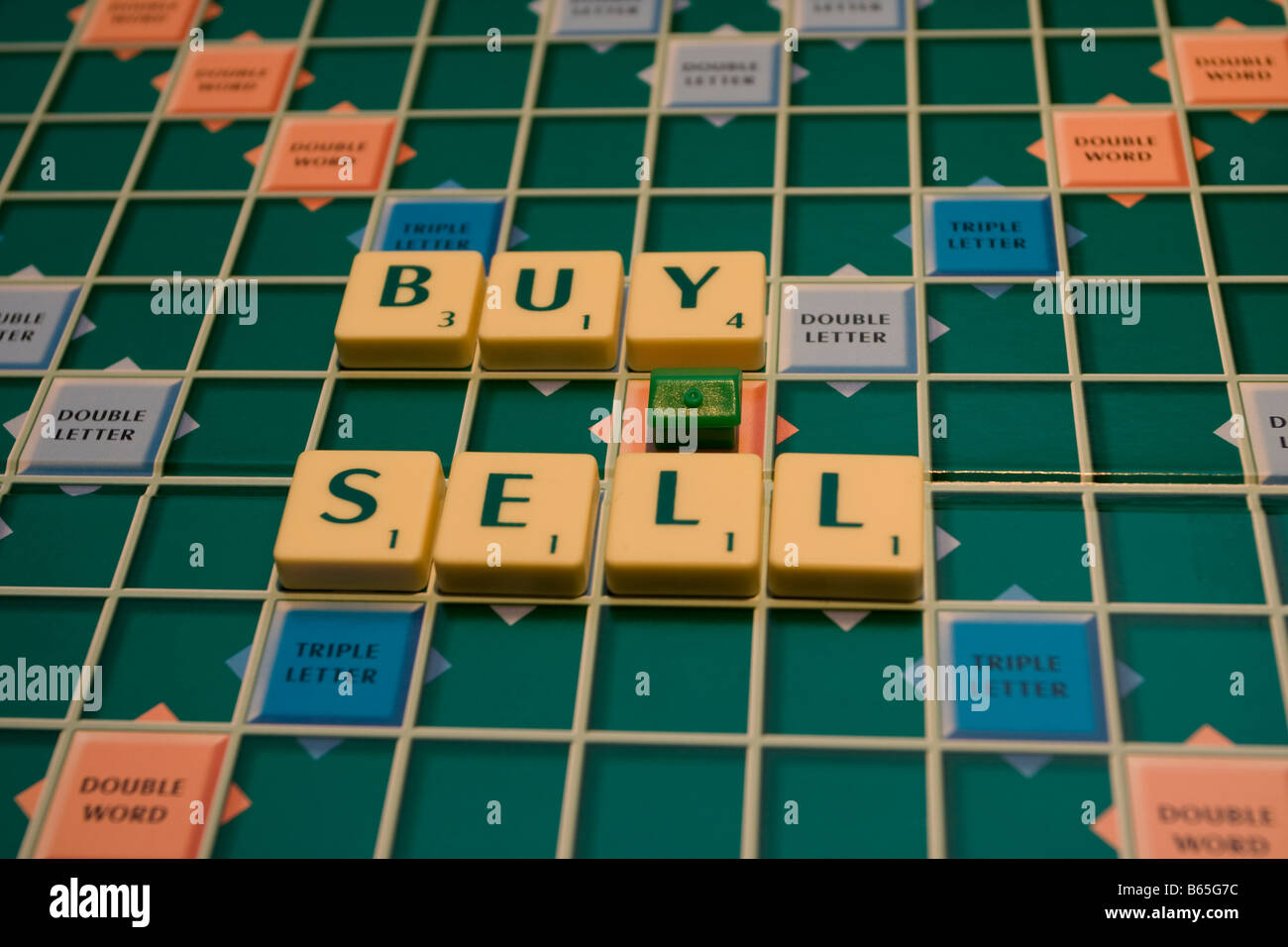 Comprare, vendere a scrabble Foto Stock
