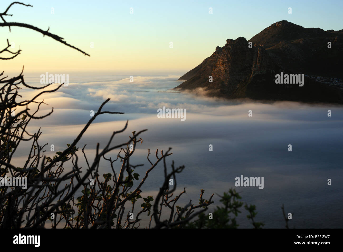 Wispy nuvole nel paesaggio di montagna Foto Stock