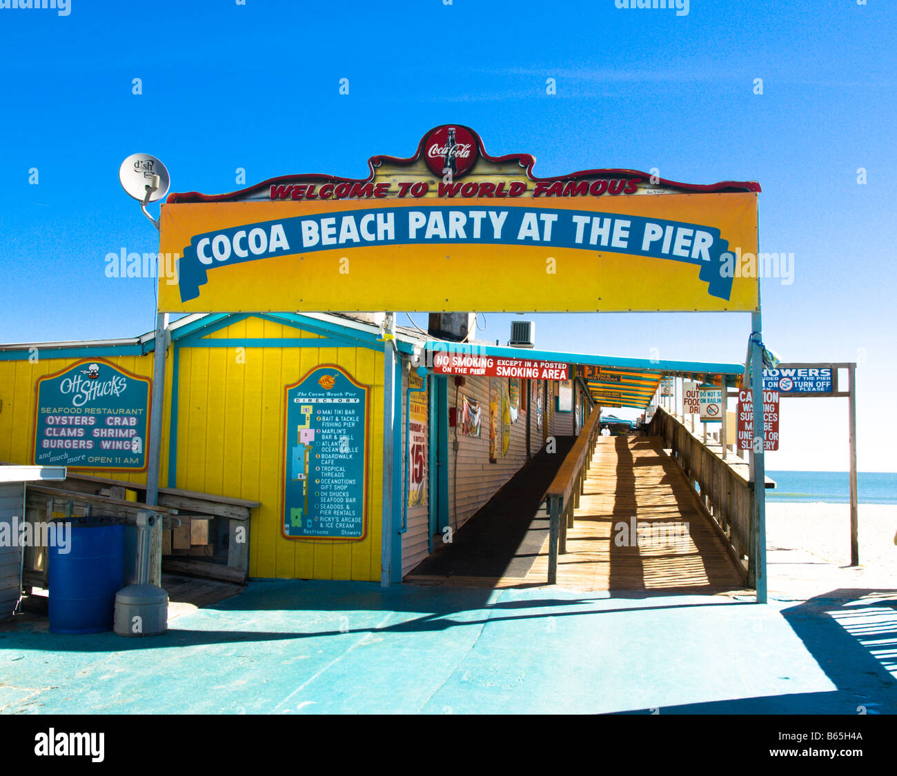 La famosa in tutto il mondo al molo di Cocoa Beach sporge nell'Oceano Atlantico sulla costa orientale della Florida Foto Stock