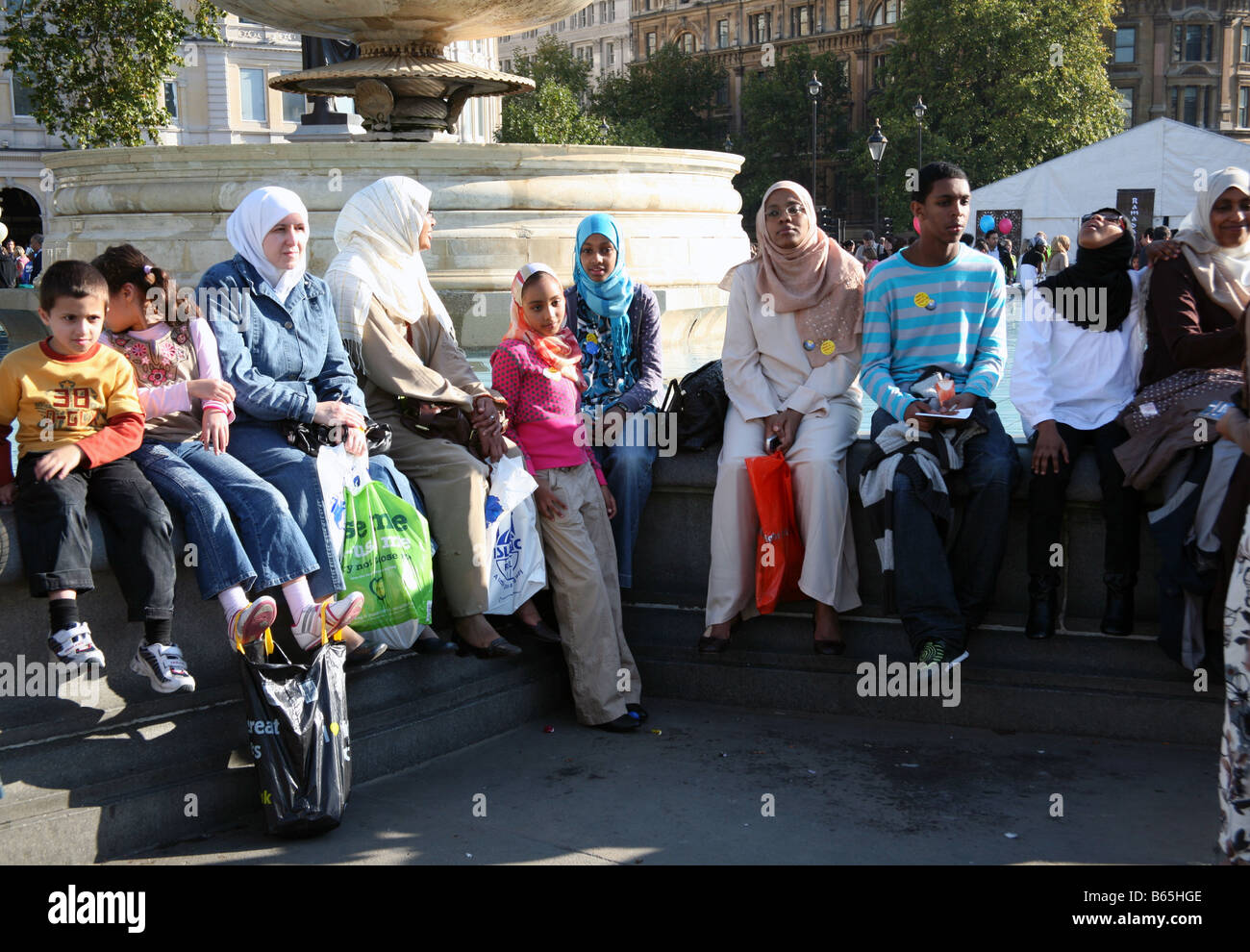 I giovani a Eid festa musulmana in Trafalgar Square, Londra Foto Stock