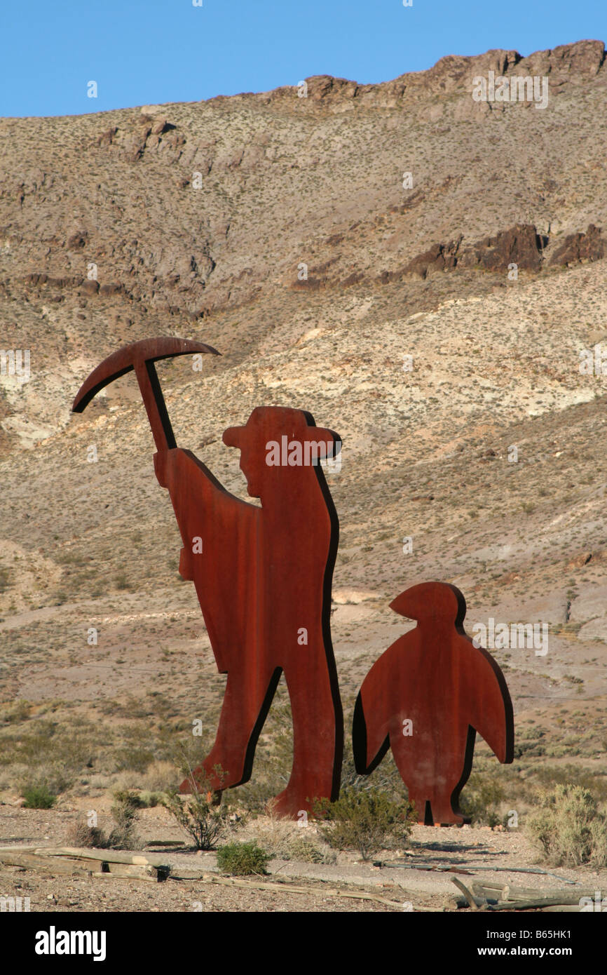 L'artista belga Bervoets Fred la scultura di ex minatore Shorty Harris e un pinguino. In corrispondenza di riolite 'Ghost Town', Nevada, STATI UNITI D'AMERICA Foto Stock