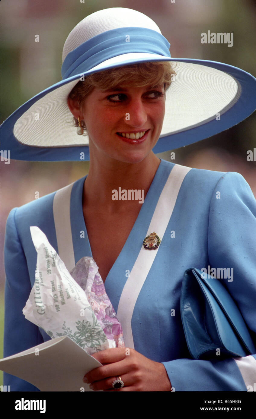 La principessa Diana aborigeno di Winchester sulla visita al Royal Hampshire reggimento Foto Stock