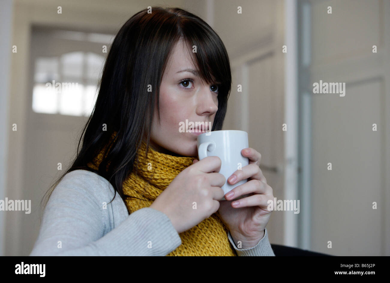 Ragazza giovane bere il tè Foto Stock