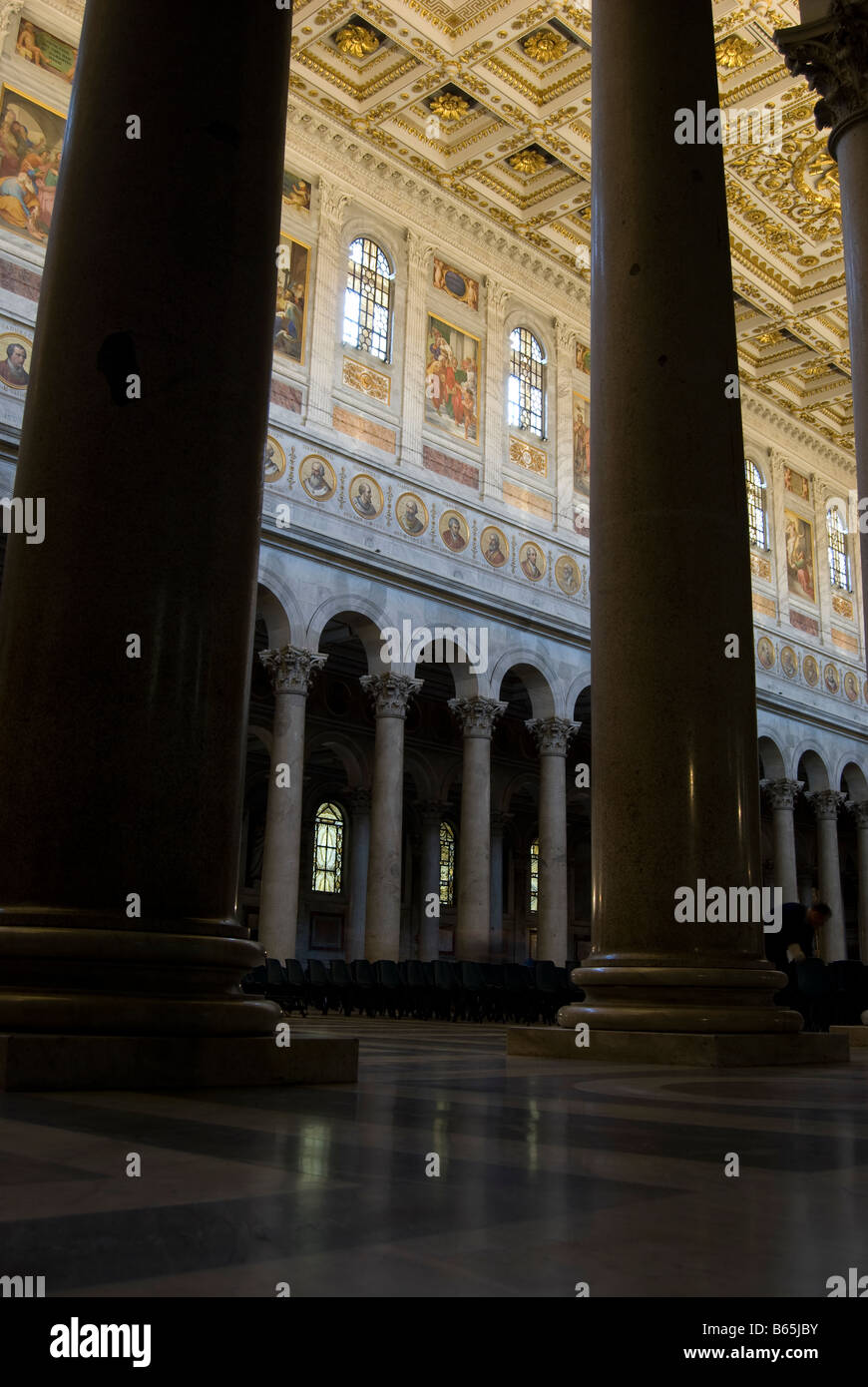 L interno della basilica di San Paolo fuori le Mura a Roma Foto Stock