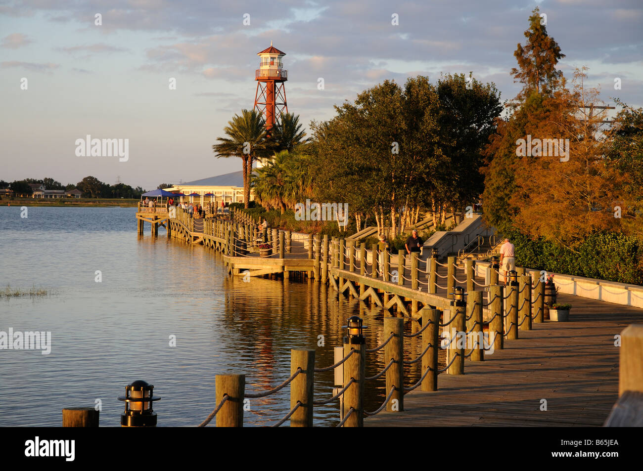 Il lago di Sumter sbarco boardwalk al crepuscolo situato nella Florida centrale America USA Sumter sbarco è una parte del complesso di villaggi Foto Stock