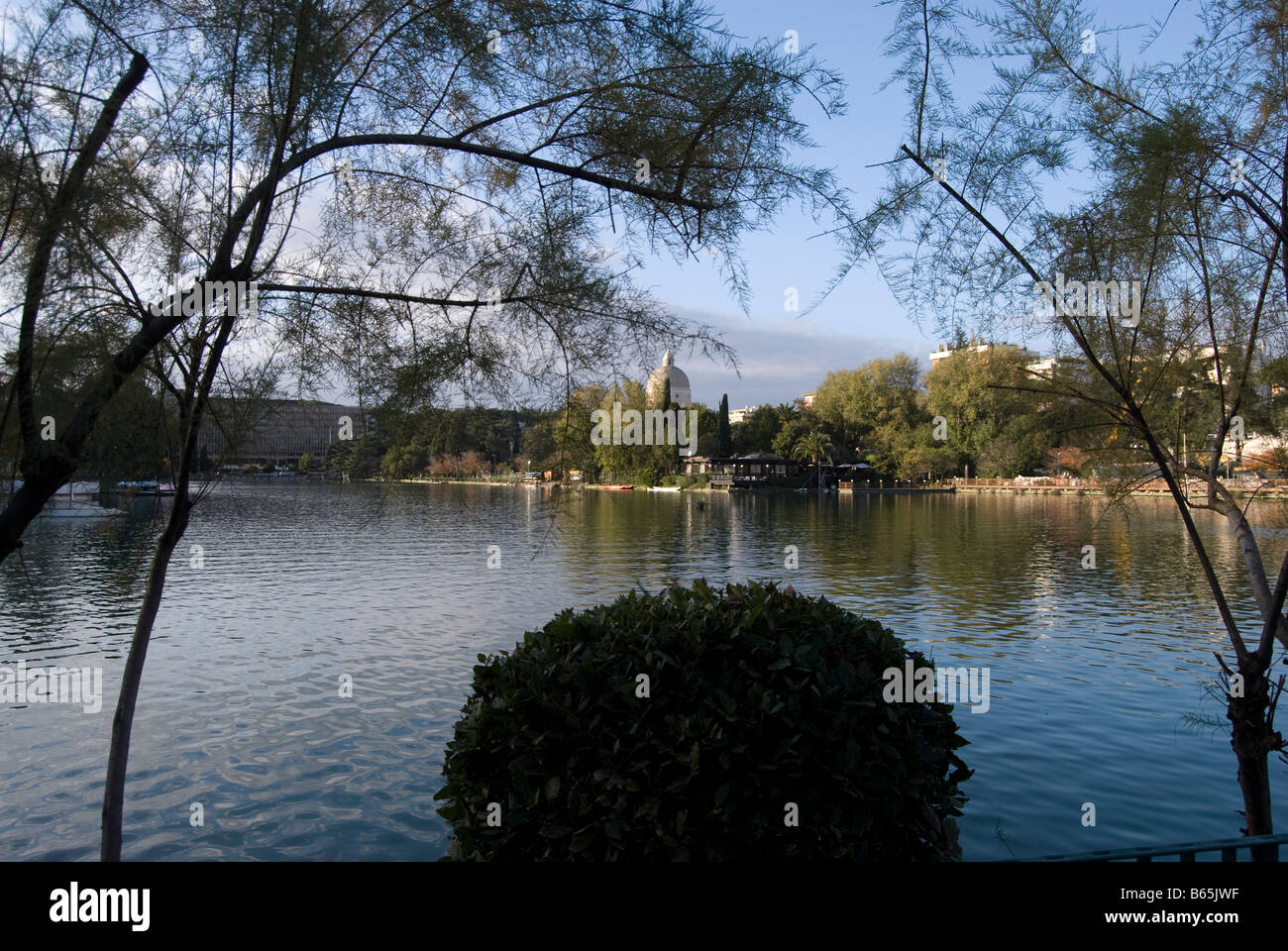 Il lago artificiale nel quartiere Eur di Roma Foto Stock
