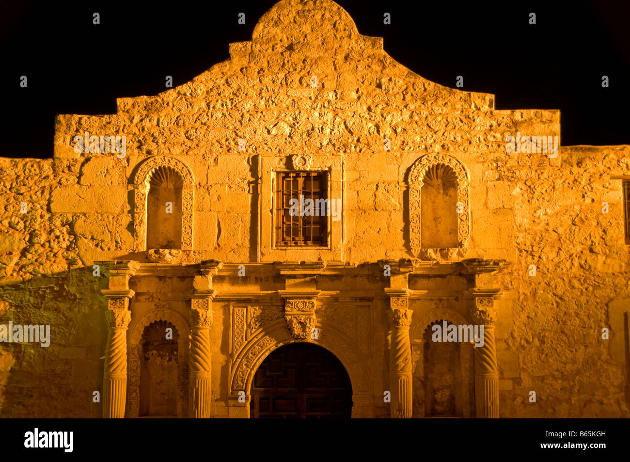 La missione di Alamo, santuario storico monumento di Alamo Plaza notte con sfondo scuro San Antonio TX Foto Stock