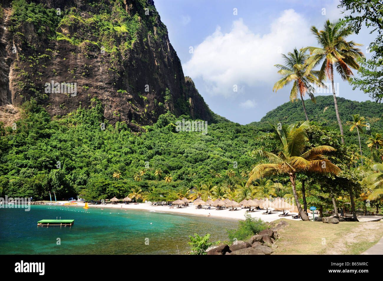 Una vista con il piede della montagna Petit Piton e vietato in spiaggia a la persiana Plantation Resort St Lucia Foto Stock