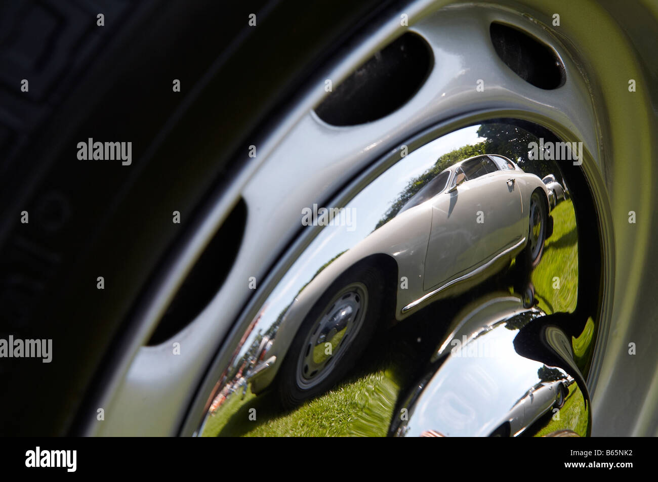 La riflessione in una vecchia auto il cappuccio del mozzo Foto Stock