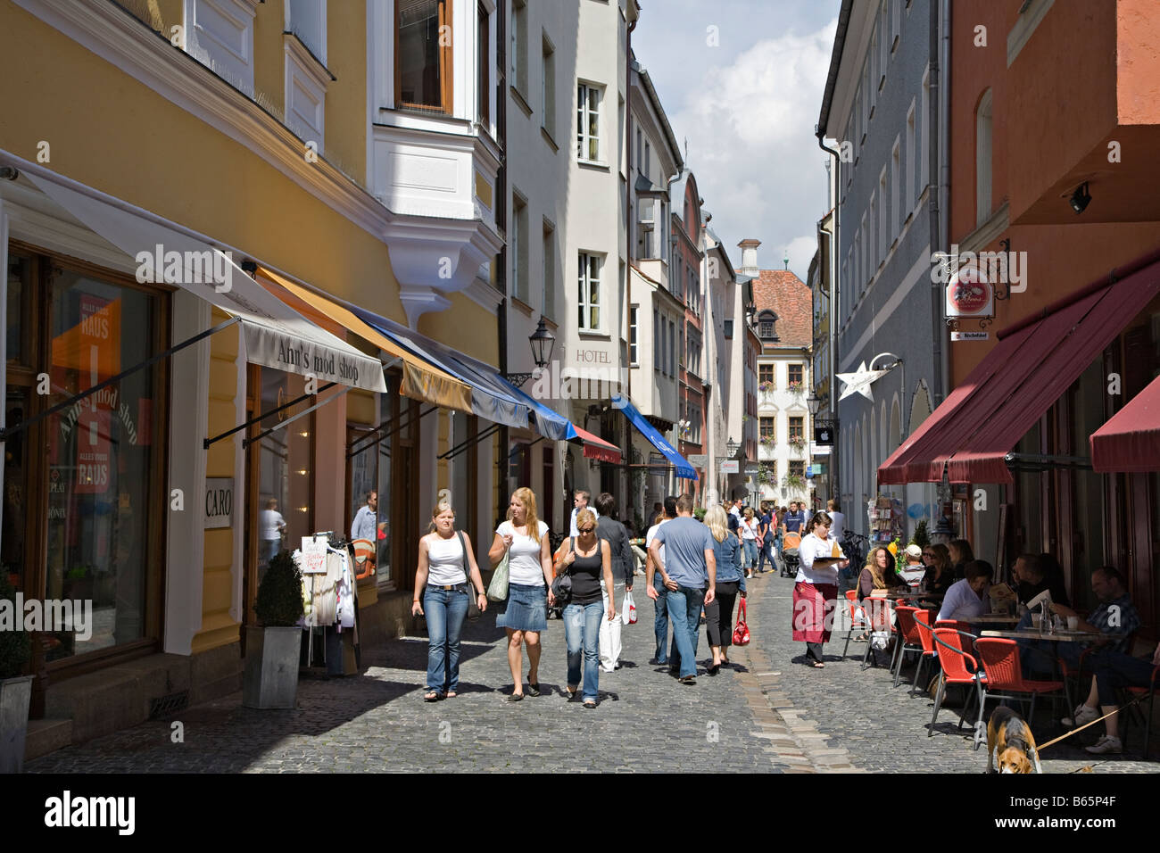 Persone che camminano nella pedonale via dello shopping con caffetterie Regensburg Germania Foto Stock
