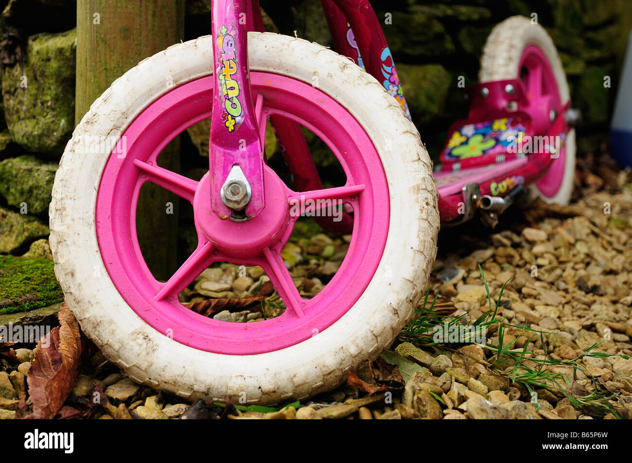 Childs Scooter rosa Foto Stock