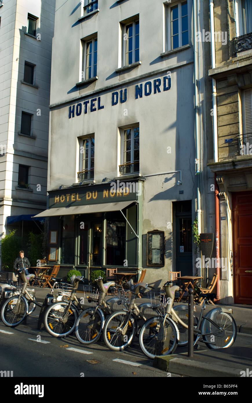 Parigi Francia, Street Scene tradizionale Old French Bistro Restaurant e 'Hotel du Nord' di fronte Foto Stock