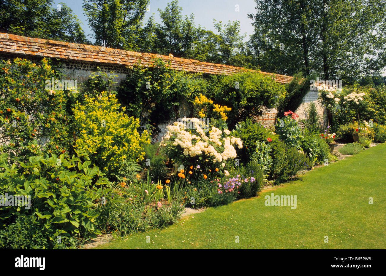Piantate aiuole in giardino murato, Chisenbury Priory, Wiltshire, Regno Unito. Foto Stock