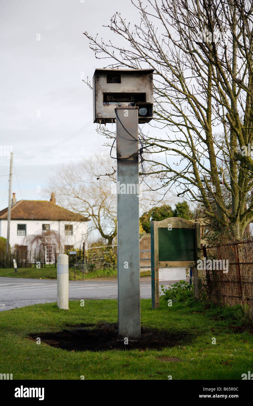 Bruciata saftey fotocamera da strada che mostra resti carbonizzati, Othery, Somerset Foto Stock
