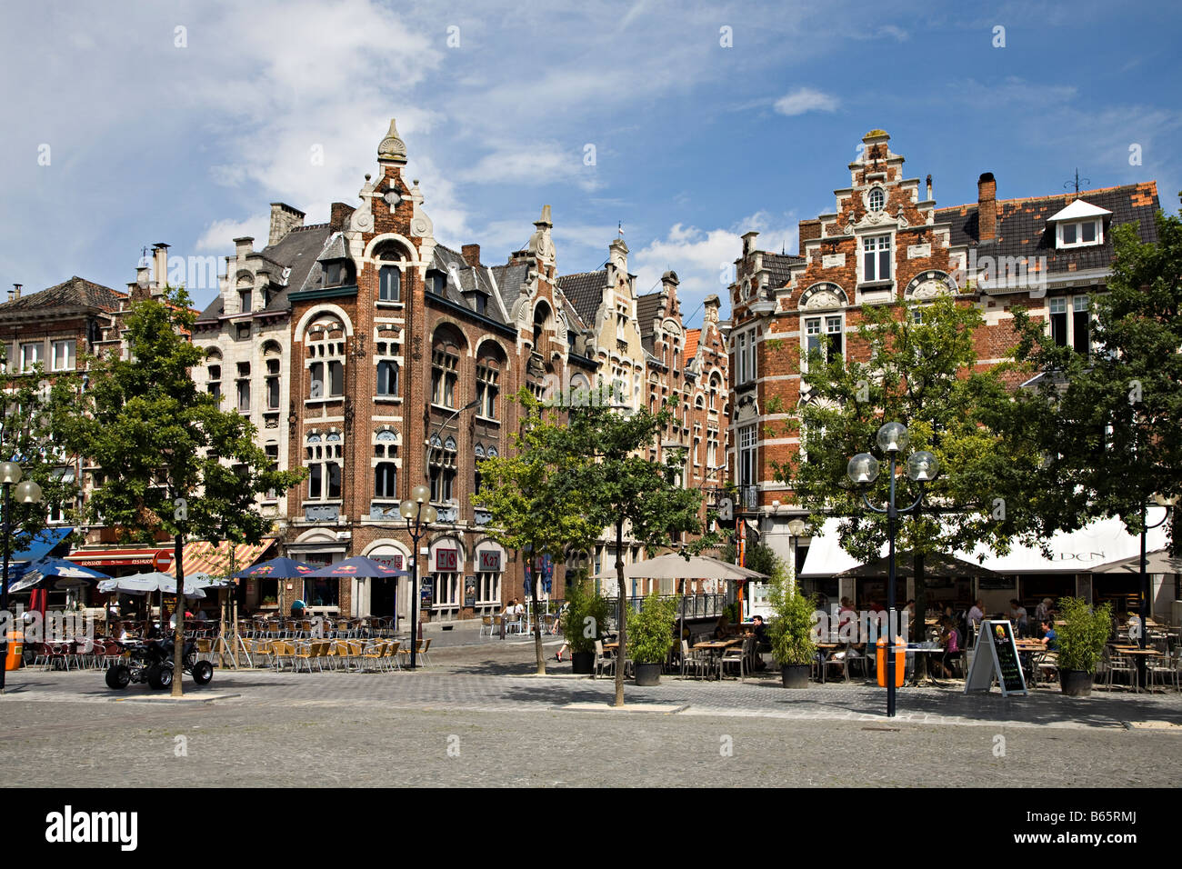 Architettura fiamminga intorno al mercato Vrijdagmarkt square Gent Belgio Foto Stock