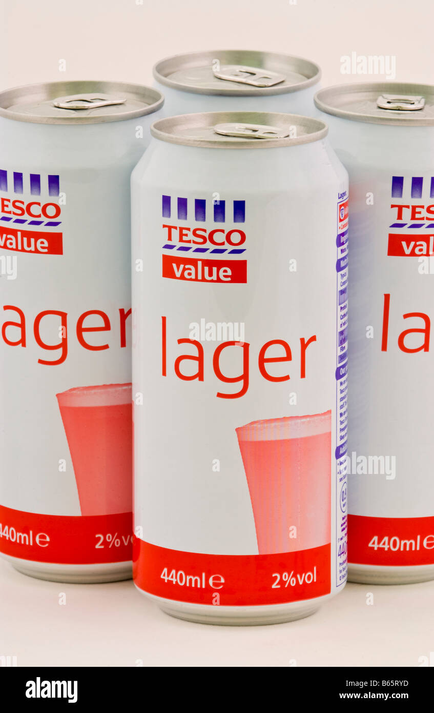 Possibile di lager costano 93p per 4 parte di Tesco Value gamma di drink economici venduti nel Regno Unito Foto Stock