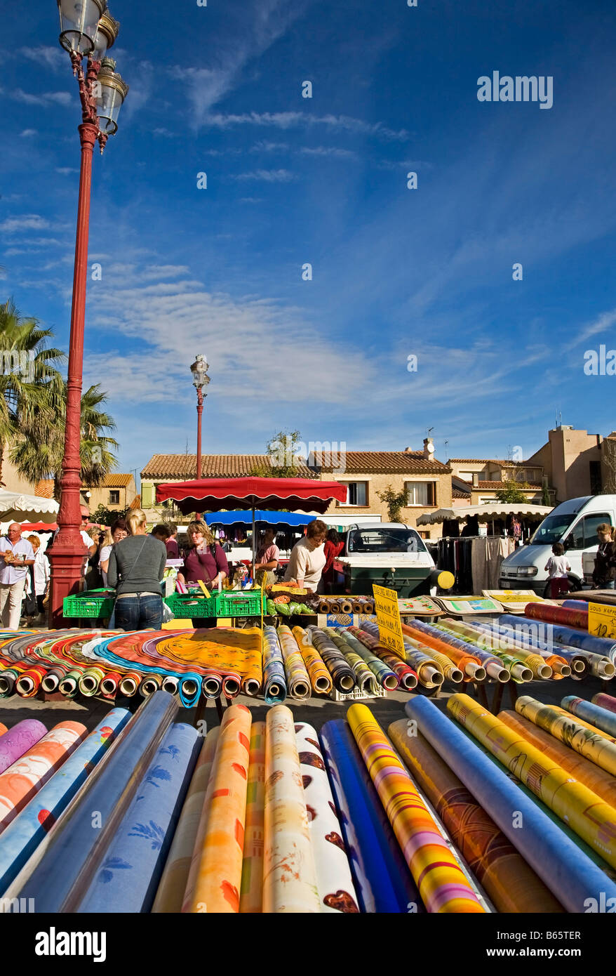 Coloratissime bancarelle sul giorno di mercato, Gruissan, Languedoc Roussillon, Francia Foto Stock