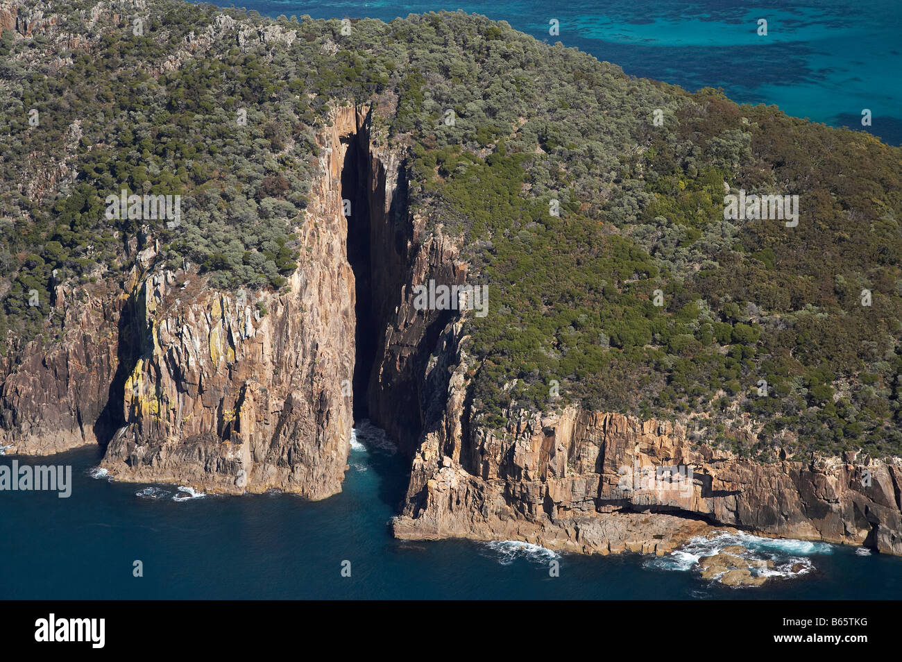 Scogliere sulla testa di Tomaree ingresso a Port Stephens Nuovo Galles del Sud Australia antenna Foto Stock