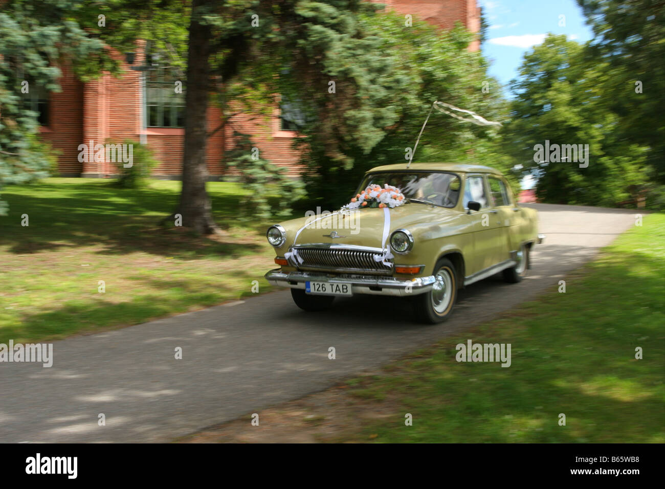 Russo matrimonio retrò auto in movimento, il movimento. Foto Stock