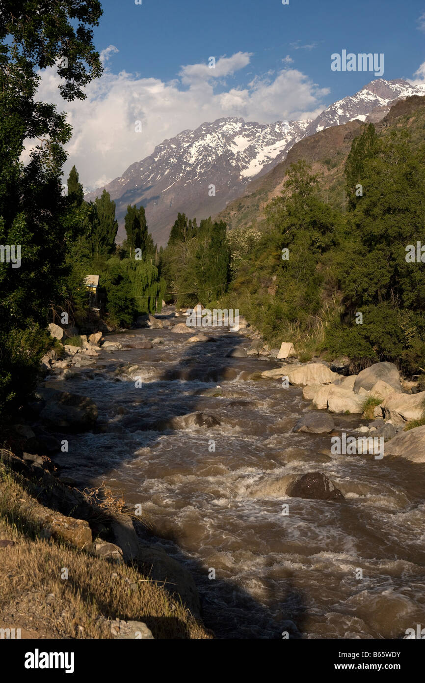 Maipo Fiume e montagne delle Ande Cile Foto Stock