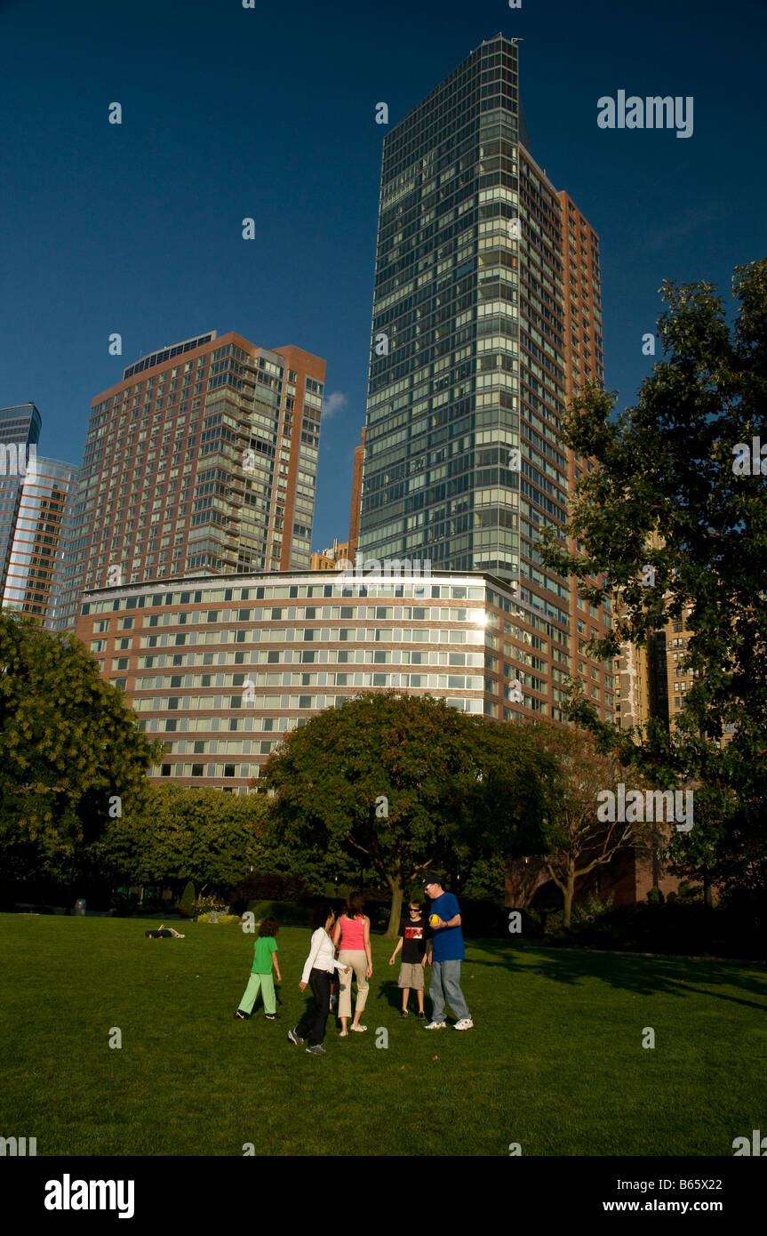 Famiglia giocando a Battery Park a Manhattan New York STATI UNITI D'AMERICA Foto Stock