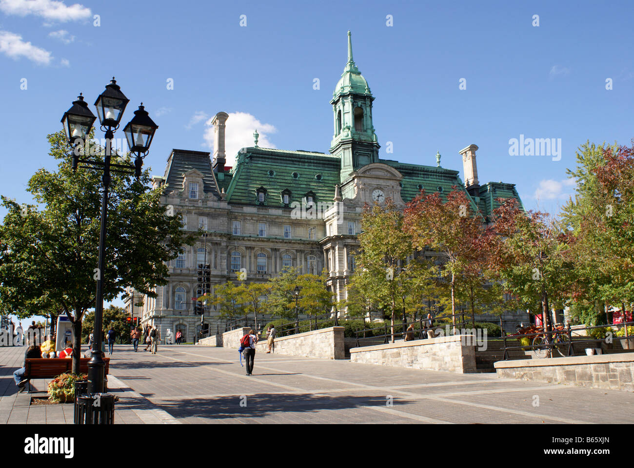 Montreal City Hall o Hotel de Ville de Montreal dal luogo Jacques Cartier nella vecchia Montreal, Quebec, Canada Foto Stock
