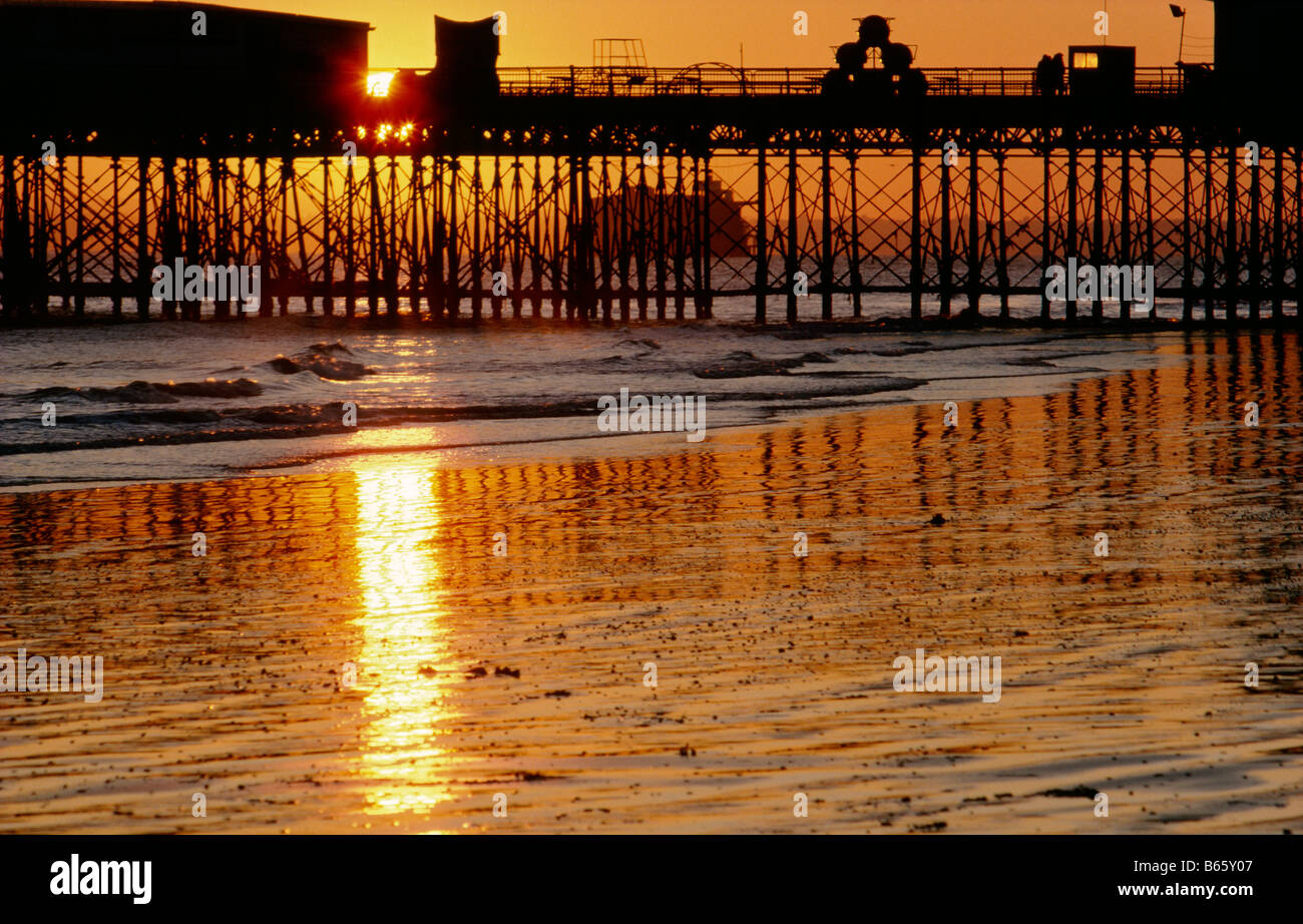 Tramonto dietro allo spiedo Bank fort nel Solent con South Parade Pier in primo piano, Southsea, Portsmouth, Hampshire, Inghilterra Foto Stock