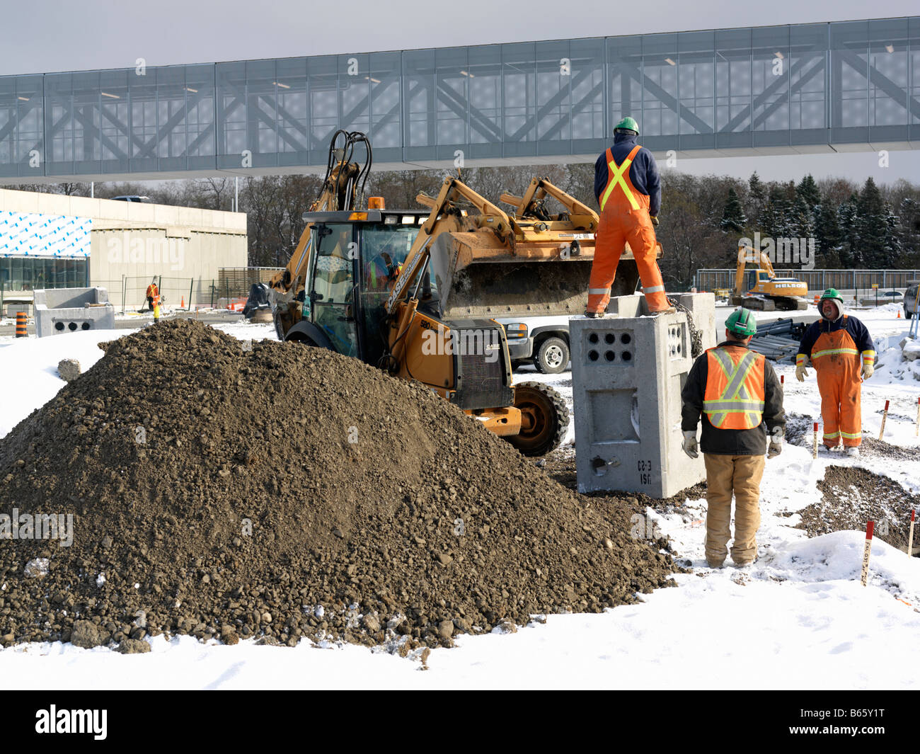 La costruzione dei lavoratori sul luogo di lavoro in inverno Foto Stock
