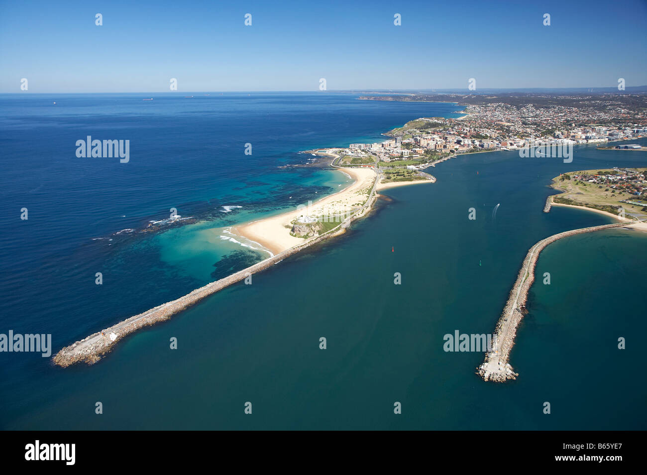 Testa Nobbys e ingresso al porto di Newcastle Newcastle Nuovo Galles del Sud Australia antenna Foto Stock