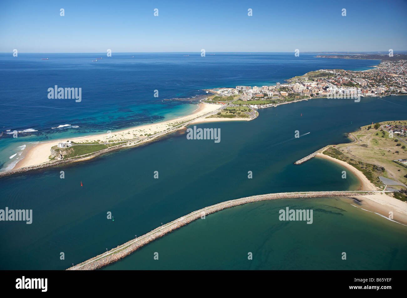 Testa Nobbys e ingresso al porto di Newcastle Newcastle Nuovo Galles del Sud Australia antenna Foto Stock