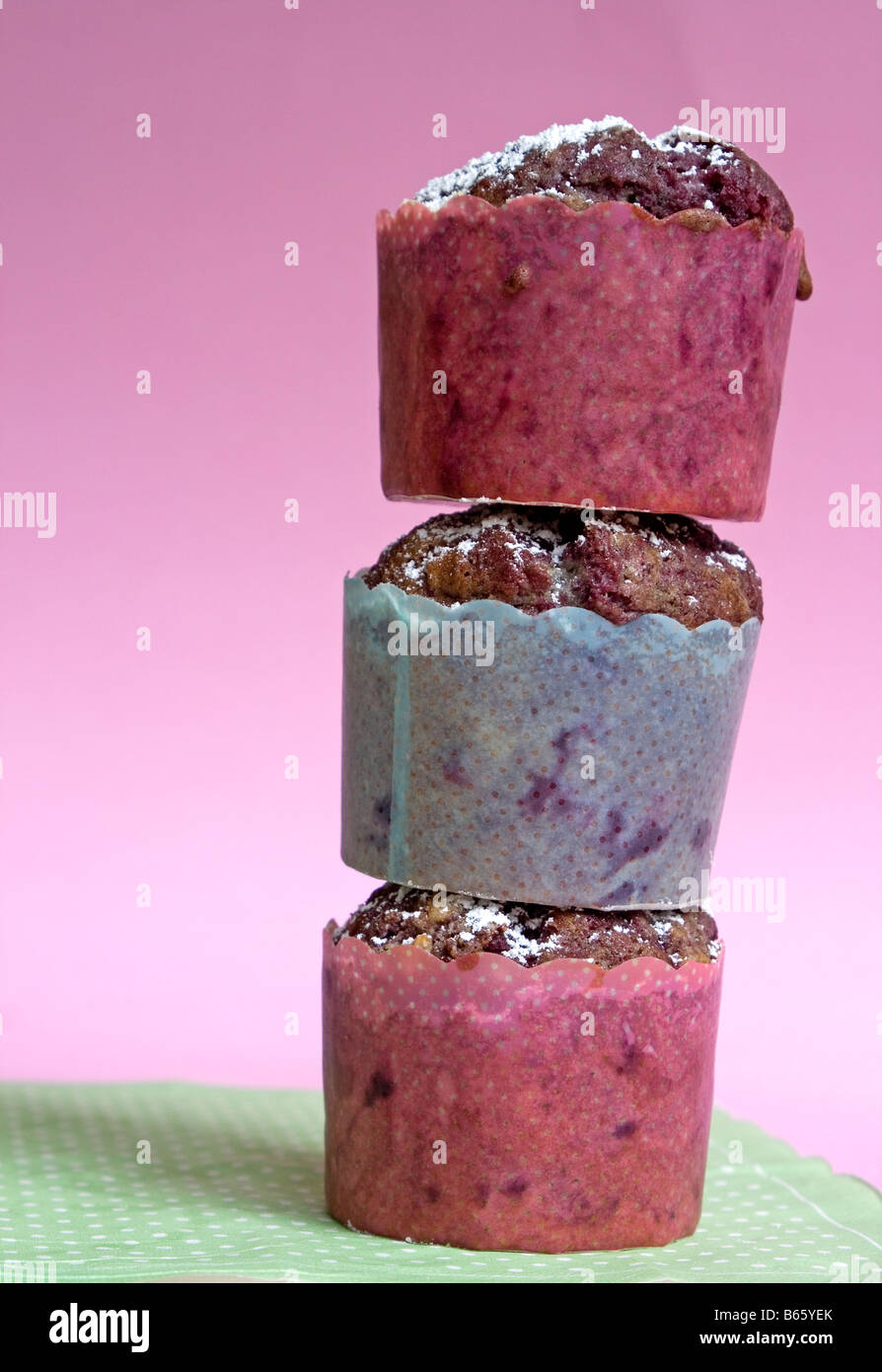 Tre berry muffin in rosa e blu per casi di muffin. Foto Stock