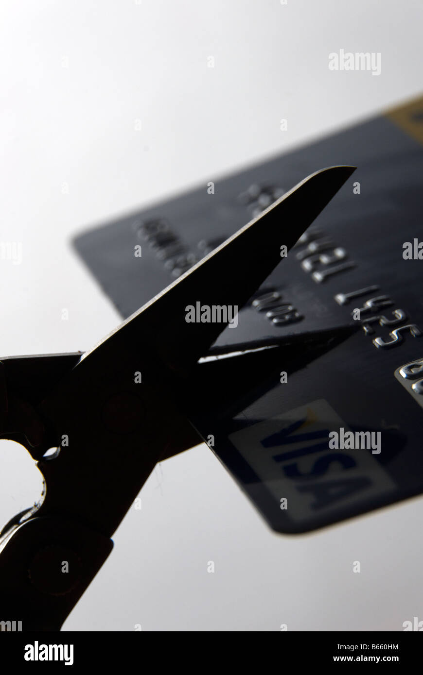 Il taglio a forbice fino la carta di credito della banca Foto Stock