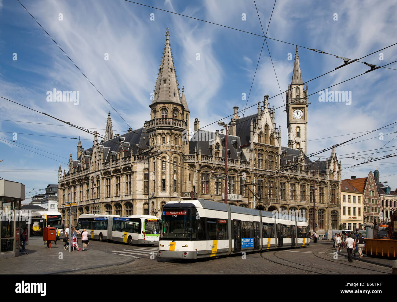 Il tram nel centro città di Gand Belgio Foto Stock