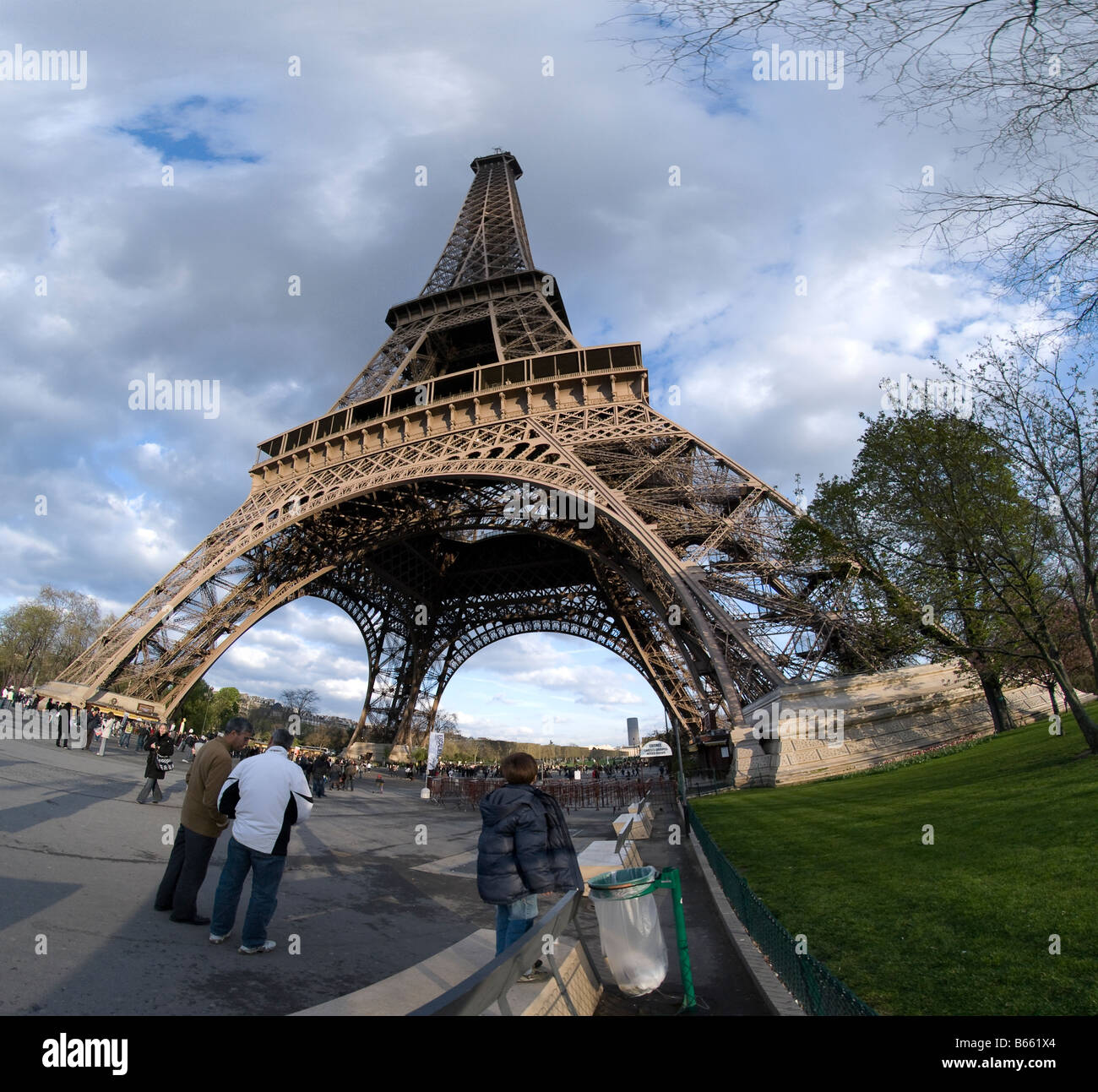Fish-eye vista della Torre Eiffel, Paris, Francia da Charles W. Lupica Foto Stock