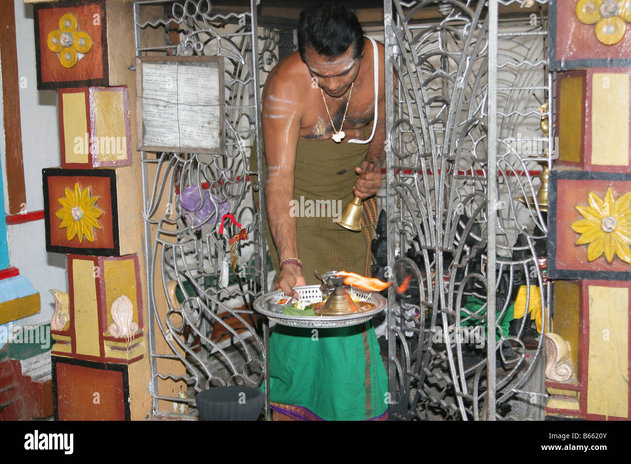 Il sacerdote e il Tempio Konesar, Trincomalee Foto Stock