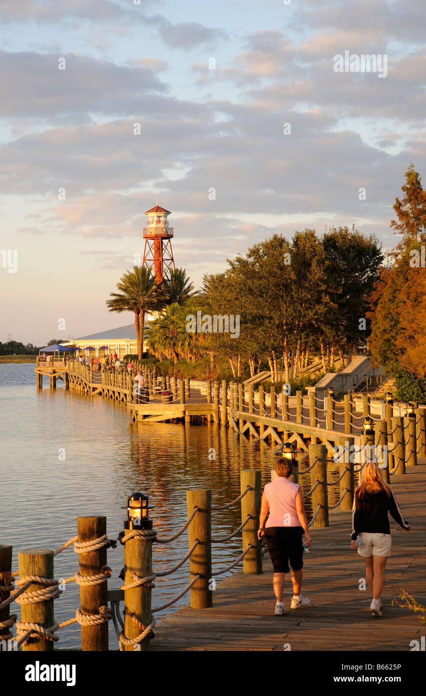 Il lago di Sumter sbarco boardwalk al crepuscolo situato nella Florida centrale America USA Sumter sbarco è una parte del complesso di villaggi Foto Stock