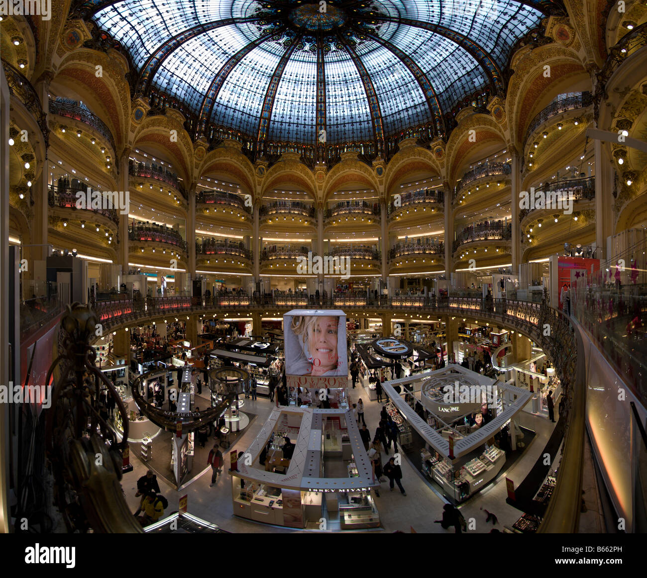 Galleria centrale delle Galeries LaFayette Boulevard Haussmann Paris Francia Foto Stock