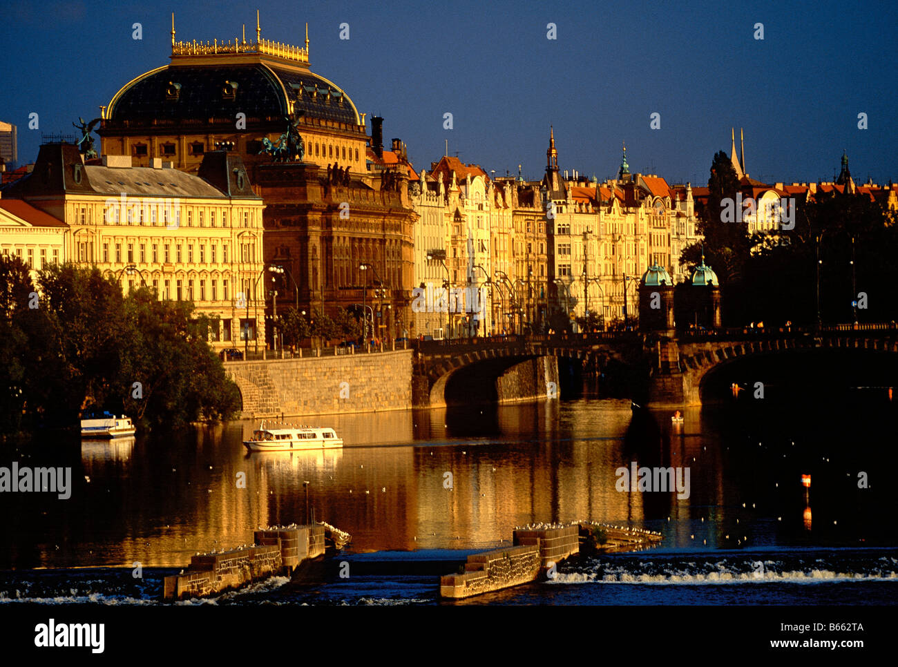 Il Teatro Nazionale e il fiume Moldava a Praga Foto Stock