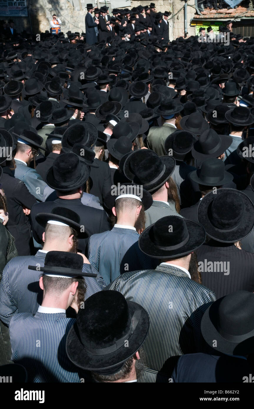 Israele Gerusalemme Mea Shearim quartiere funerale ortodosso vicino fino alla folla di Giudei ortodossi in strada Foto Stock