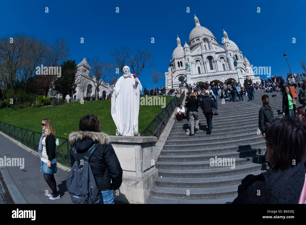 Mime e la folla ai piedi della scalinata che conduce fino al Sacre Coeur. Foto Stock