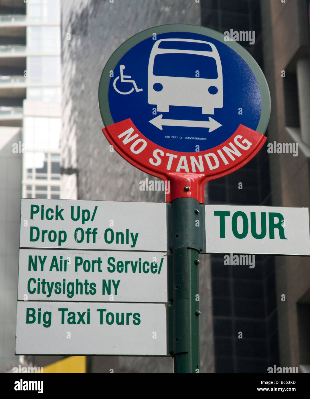 Fermata bus sign in Manhattan New York STATI UNITI D'AMERICA Foto Stock