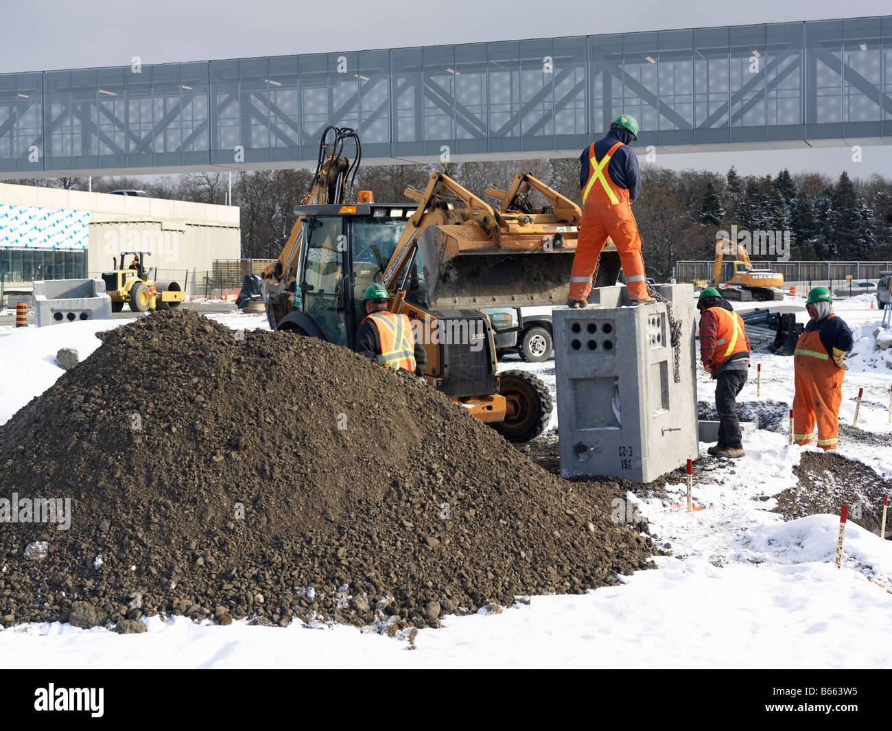 La costruzione dei lavoratori sul luogo di lavoro in inverno Foto Stock