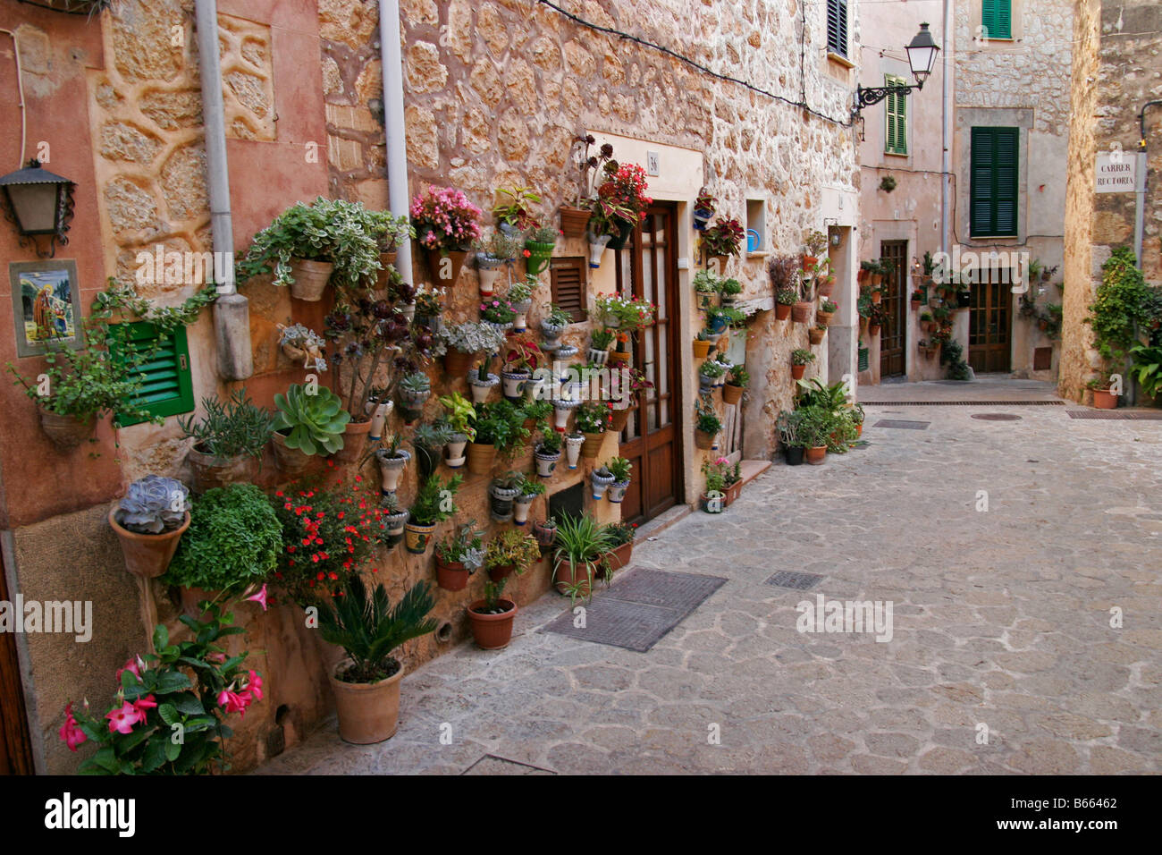 Valdemossa lane corsie sbocciare fiori romantico borgo po Foto Stock